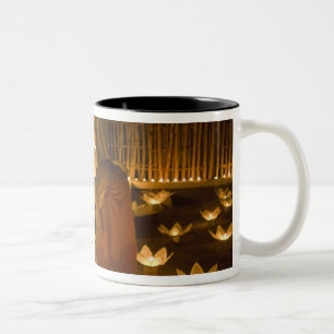 Tasse 2 Couleurs Moines allumant des bougies et des lanternes khom