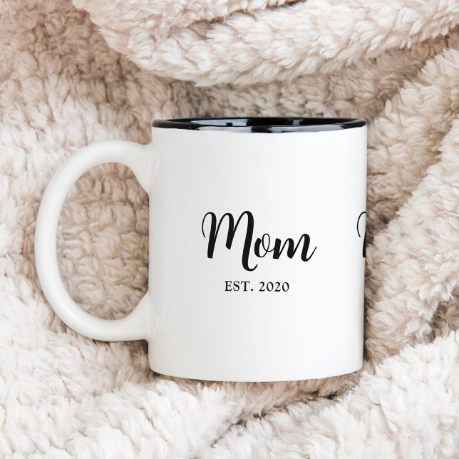 Tasse 2 Couleurs Mom Established New Mom Gift (Mom established elegant script mug gift with personalizable monogram name and year of becoming a mom)