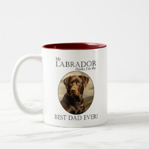 Tasse 2 Couleurs Mon labrador chocolat pense que je suis le meilleu