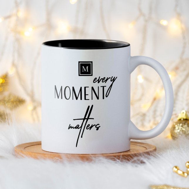 Tasse 2 Couleurs Monogramme Chaque instant compte (Every moment matters motivational quote monogram mug. Simple typography design for a fun gift idea.)