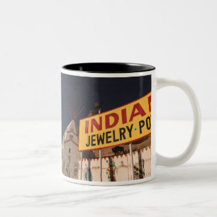 Tasse 2 Couleurs NA, États-Unis, Arizona, Lupton Yellowhorse indien