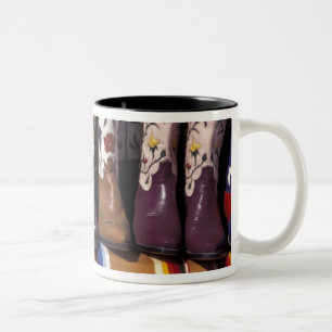Tasse 2 Couleurs NA, États-Unis, Nouveau-Mexique, Santa Fe. Bottes