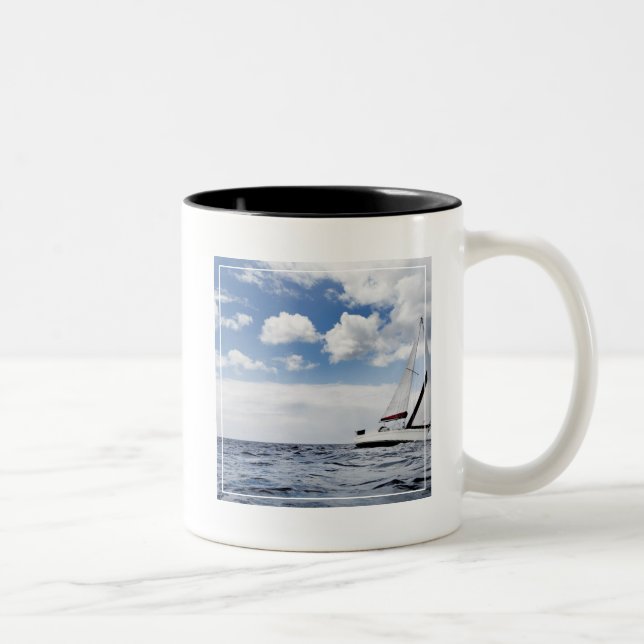Tasse 2 Couleurs Navigation de yacht en mer ouverte (Droit)