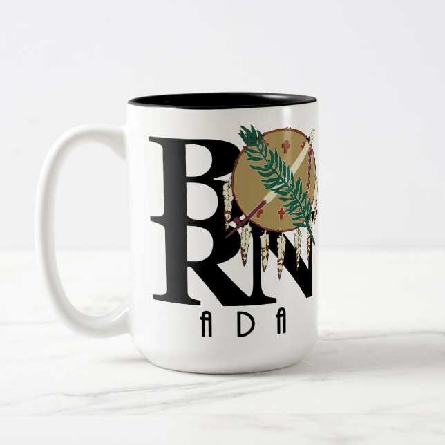 Tasse 2 Couleurs NÉ Ada Oklahoma 15oz (Gauche)