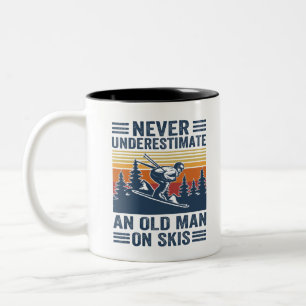 Tasse 2 Couleurs ne jamais sous-estimer un vieil homme sur les skis