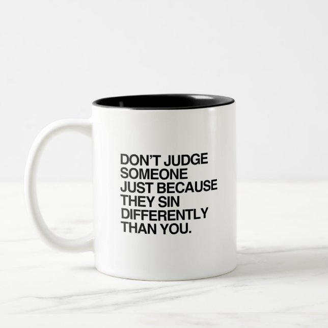 TASSE 2 COULEURS NE JUGEZ PAS QUELQU'UN PARCE QU'ILS SIGNENT DIFFÉR (Gauche)