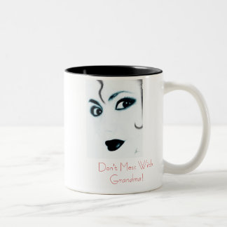Tasse 2 Couleurs Ne salissez pas avec la grand-maman !