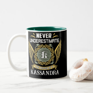 Tasse 2 Couleurs Ne sous-estimez jamais le pouvoir d'une Kassandra