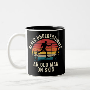 Tasse 2 Couleurs Ne sous-estimez jamais un vieil homme en ski Voyag