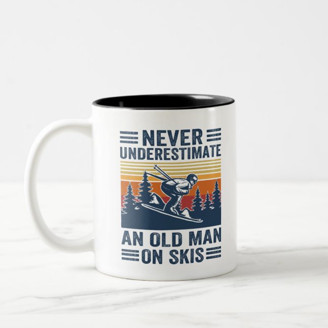 Tasse 2 Couleurs ne sous-estimez jamais un vieil homme en skis (Gauche)