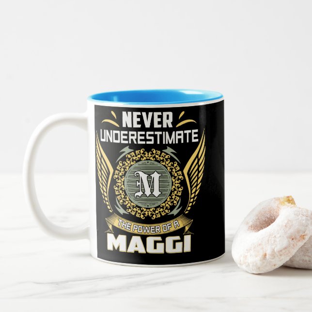 Tasse 2 Couleurs Never Underestimate The Power Of A Maggi (Avec donut)