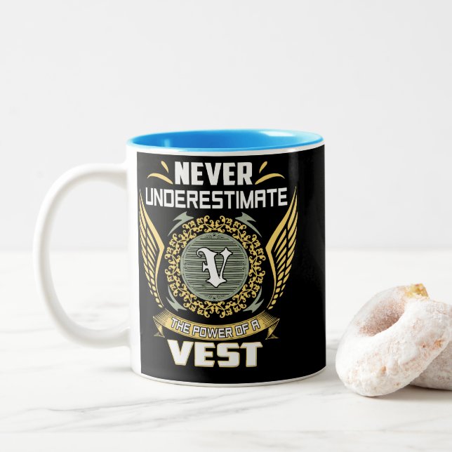 Tasse 2 Couleurs Never Underestimate The Power Of A Vest (Avec donut)