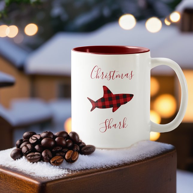 Tasse 2 Couleurs Noël Requin Rouge Buffle noir Plaid Holiday (Get this fun mug for your holiday and make it a sharktacular Christmas.)