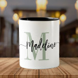 Tasse 2 Couleurs Nom de monogramme personnalisé Flèches de script m<br><div class="desc">Élégante tasse à café moderne avec votre nom personnalisé et monogramme dans un design de calligraphie à la main tendance en vert et noir sauge poussiéreux minimaliste, cette conception à la typographie fait un grand cadeau pour les collègues, enseignants, entraîneurs, copines, petits amis, épouses, filles, ou tout autre travail ou...</div>