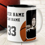 Tasse 2 Couleurs Nom du joueur de basket-ball Numéro Équipe 2 Photo<br><div class="desc">Tasse de café avec nom de joueur de basketball, numéro et équipe 2 Photos. Un cadeau parfait pour le joueur de basketball dans votre vie - une tasse personnalisée qui met en valeur son amour pour le jeu ! Cette tasse présente deux photos du joueur en action sur le terrain...</div>