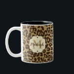 Tasse 2 Couleurs Nom du monogramme personnalisé léopard naturel<br><div class="desc">Élégante et chic tasse à café empreinte de léopard naturel avec monogramme et nom personnalisés. Cet article fera un grand cadeau à tout fanatique poster de animal! Décorez votre maison, votre bureau ou votre chambre avec les accents de la maison, les accessoires de bureau et les coques de technologie —...</div>