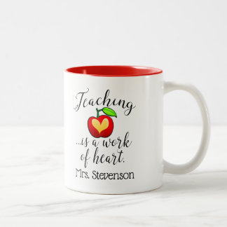 Tasse 2 Couleurs Nom personnalisé L'enseignement est une oeuvre d'e