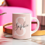 Tasse 2 Couleurs Nom personnalisé moderne Monogram Pastel Rose<br><div class="desc">Nom personnalisé moderne Monogram Pastel Rose</div>
