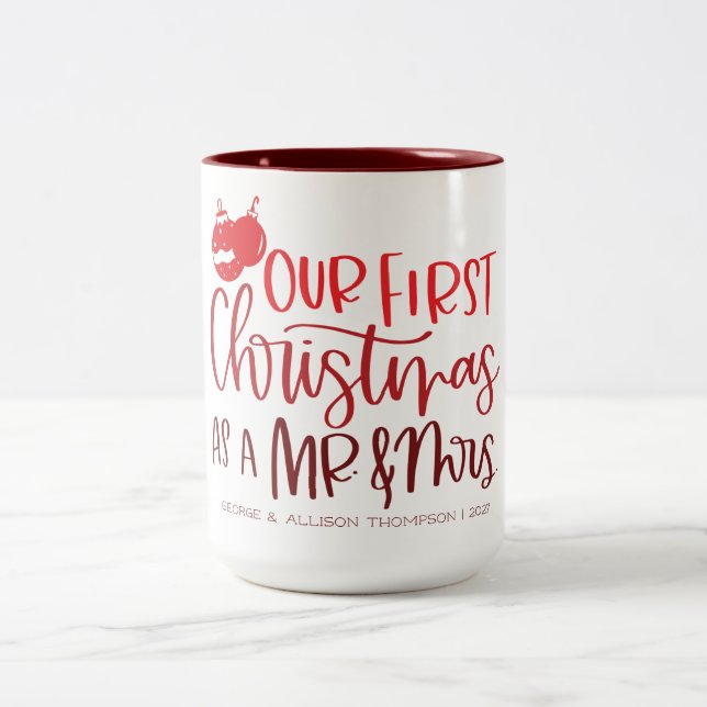 Tasse 2 Couleurs Notre premier Noël | Typographie rouge personnalis (Centre)