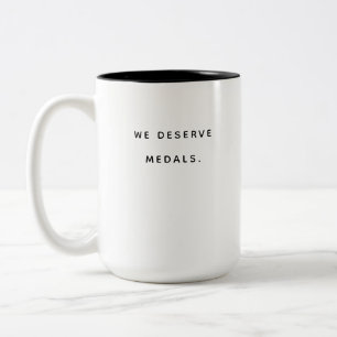 Tasse 2 Couleurs Nous méritons des médailles. Cadeau d'anniversai