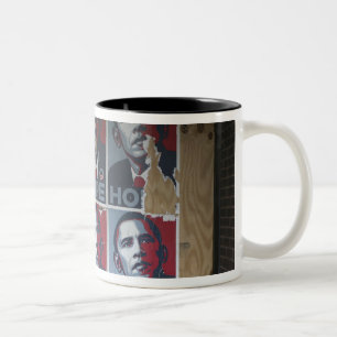 Tasse 2 Couleurs Obama signe dedans une fenêtre embarquée d'un