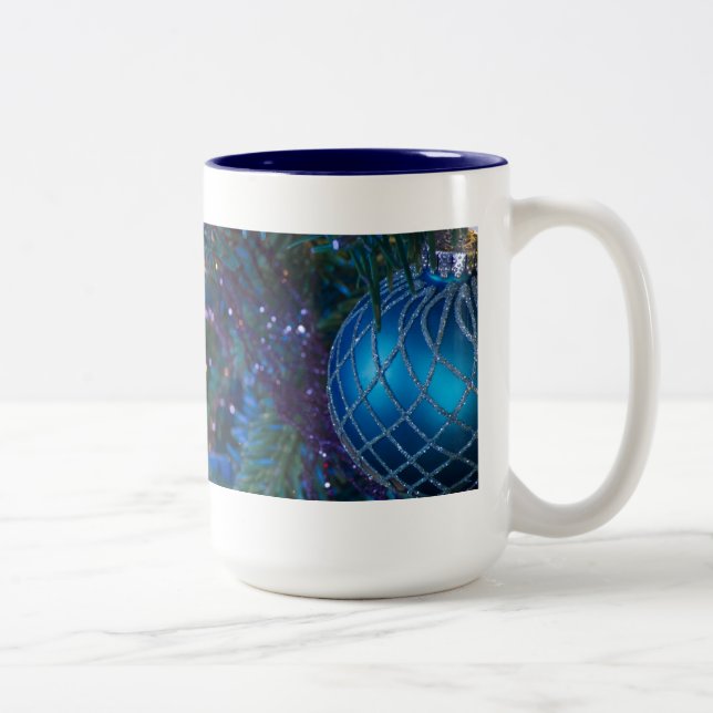 Tasse 2 Couleurs Ornement de Noël bleu (Droit)