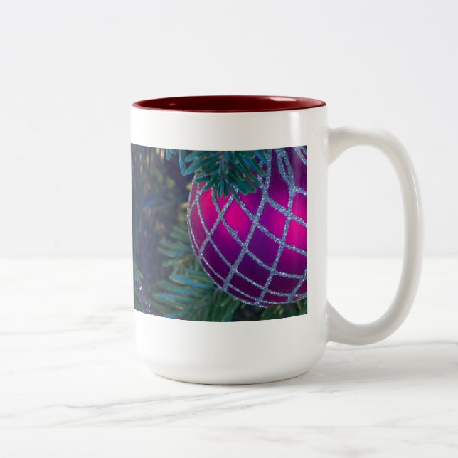 Tasse 2 Couleurs Ornement de Noël rose (Droit)