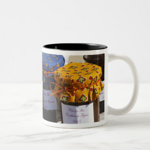 Tasse 2 Couleurs Panier avec croissants et pains au chocolat.