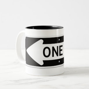 Tasse 2 Couleurs Panneau de rue noir et blanc à sens unique
