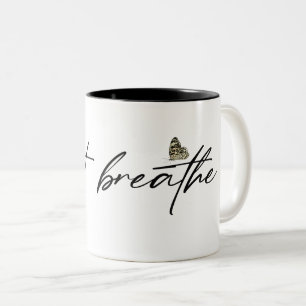 Tasse 2 Couleurs papillon de texte noir "juste respirer"