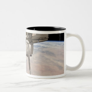 Tasse 2 Couleurs Partie arrière de la navette spatiale ancrée
