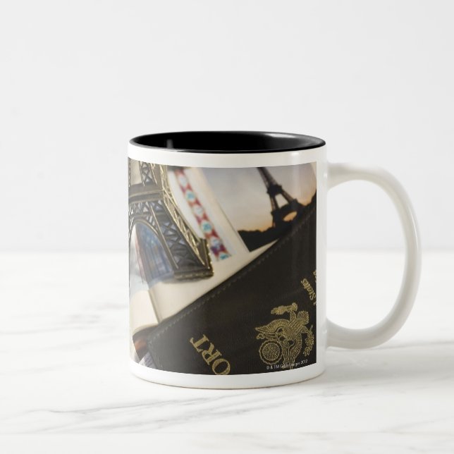 Tasse 2 Couleurs Passeport et évènements mémorables (Droit)