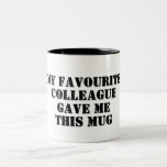 Tasse 2 Couleurs Personnalisé Funny Collègue cadeau secret Père Noë<br><div class="desc">Drôle Citation personnalisée Mug avec "Mon collègue favori m'a donné cette Mug" disant pour collègue de bureau, cadeau d'anniversaire, Père Noël secret, Noël, en laissant un cadeau ou pour un ami proche. Cela apportera sûrement un peu d'humour et de rire. Convient aux hommes, aux femmes ou à tout collègue de...</div>
