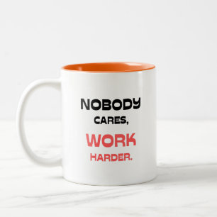 Tasse 2 Couleurs Personne Ne S'En Soucie, Travaille Plus Hardi