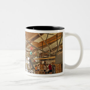 Tasse 2 Couleurs Personnes visitant le National Museum of Naval Avi
