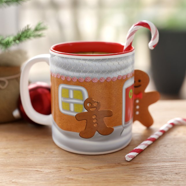 Tasse 2 Couleurs Petit pain d'épices Homme Monogrammé Funny Christm (Add your initial to this cute gingerbread man house mug and fill with festive brews)