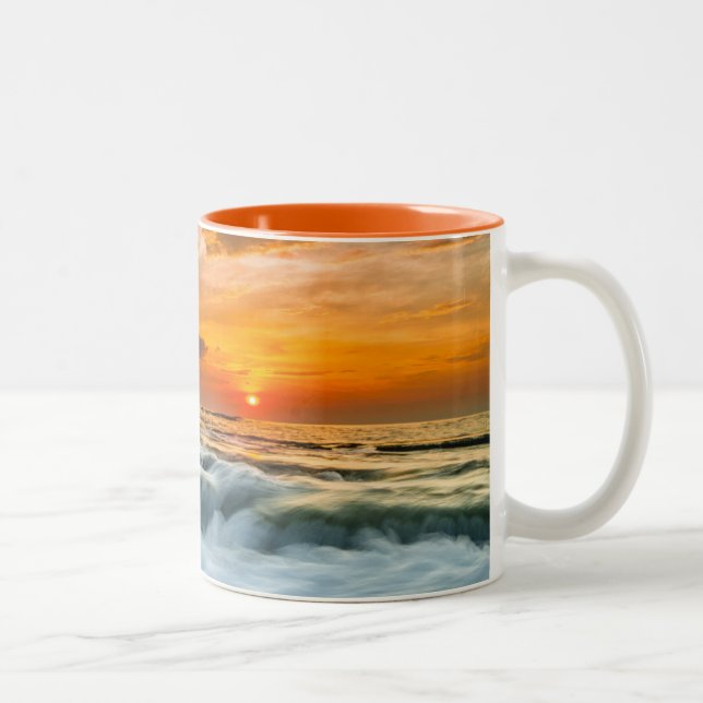 Tasse 2 Couleurs Plage de Manyar au lever de soleil (Droit)