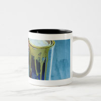 Plan rapproché de quatre boîtes de peinture