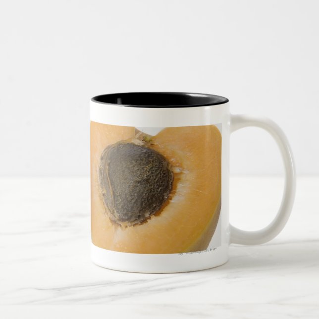 Tasse 2 Couleurs Plan rapproché de section transversale d'une prune (Droit)