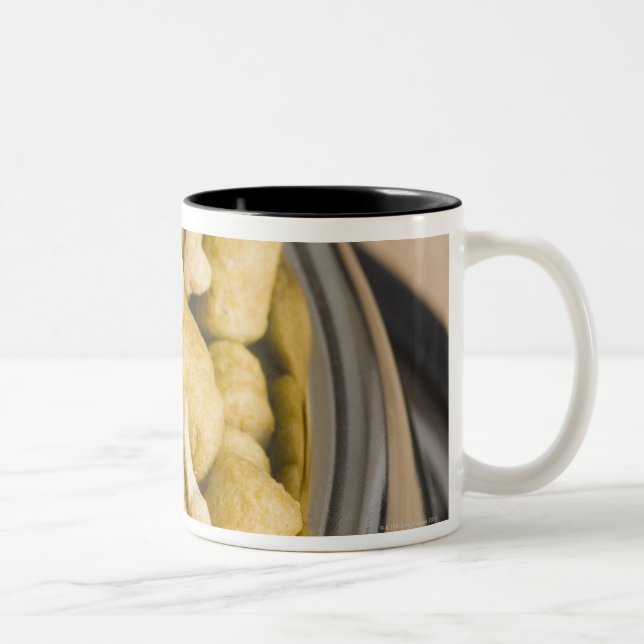 Tasse 2 Couleurs Plan rapproché des aliments pour chiens dans une (Droit)