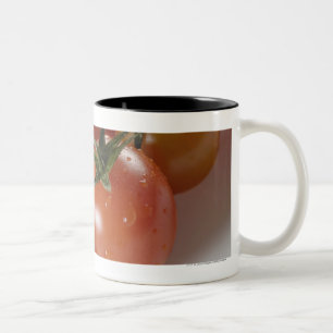 Tasse 2 Couleurs Plan rapproché des tomates sur un plateau