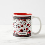 Tasse 2 Couleurs Pois de la coutume Ladybugs et frissons Nom du caf<br><div class="desc">Cute Ladybugs Pois et Swirls Nom / Monogramme design par Holiday Hearts Designs all (droits réservés).</div>