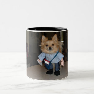 Tasse 2 Couleurs pomeranian dans le costume de facteur