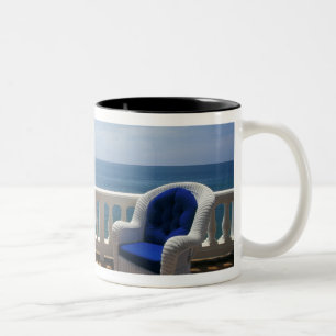 Tasse 2 Couleurs Porto Rico. Chaise en osier et terrasse carrelée à