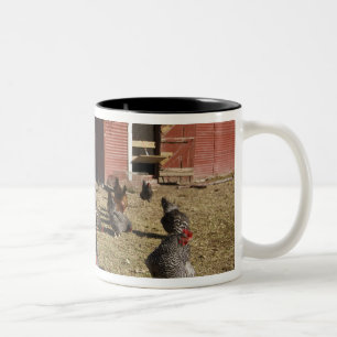 Tasse 2 Couleurs Poules travaillant aux alentours du poulailler Cli