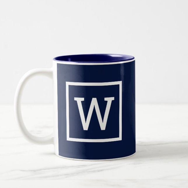 Tasse 2 Couleurs Preppy Graphic Bordure Monogramme bleu marine (Gauche)