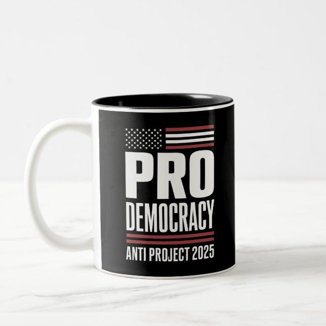 Tasse 2 Couleurs Pro Democracy Anti Project 2025 Trump 2025 (Gauche)