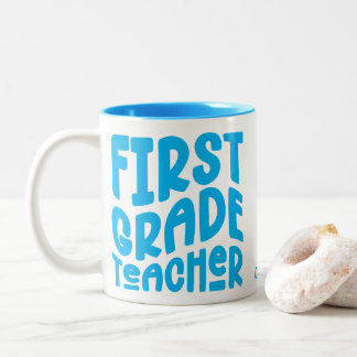 Tasse 2 Couleurs Professeur de première année Texte Bleu Clair