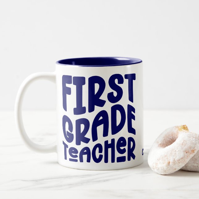 Tasse 2 Couleurs Professeur de première année Texte Bleu Marine  (Avec donut)