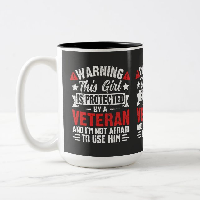 Tasse 2 Couleurs Protégée Par Une Fille De Vétéran Fière (Gauche)